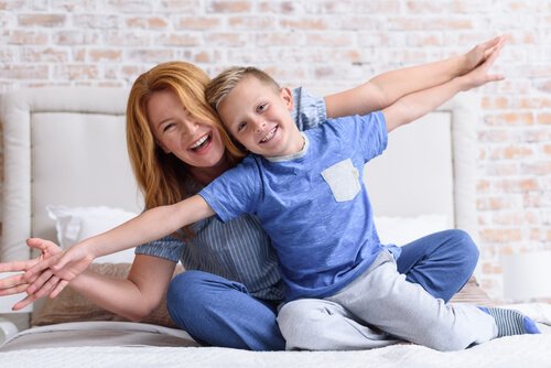 Lykkelig mor med barn