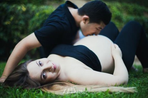mann kysser gravid mage