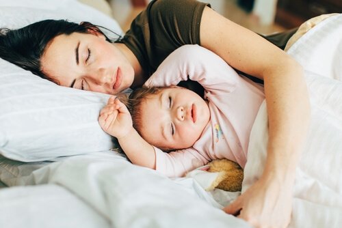 mor og barn sover
