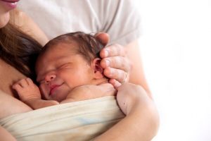 Hvorfor er det så viktig å klemme babyen ofte?
