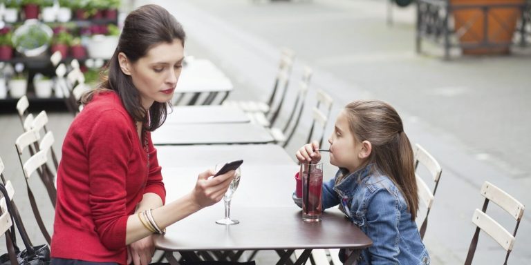 mobilavhengigheten din skader barna dine