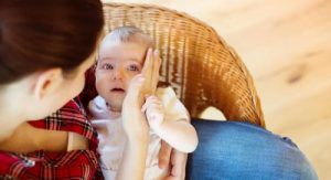 Det øyeblikket når din baby faller for første gang