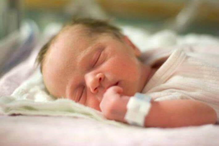 8 tips for deg som skal besøke en nyfødt baby