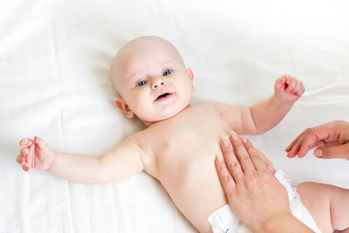 5 typer massasje som kan lindre forstoppelse hos babyer