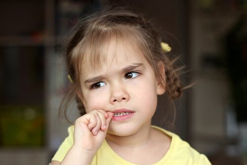 Når bør du bekymre deg over neglebiting hos barn?