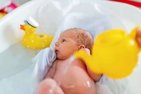 6 tips for din nyfødte baby sitt første bad