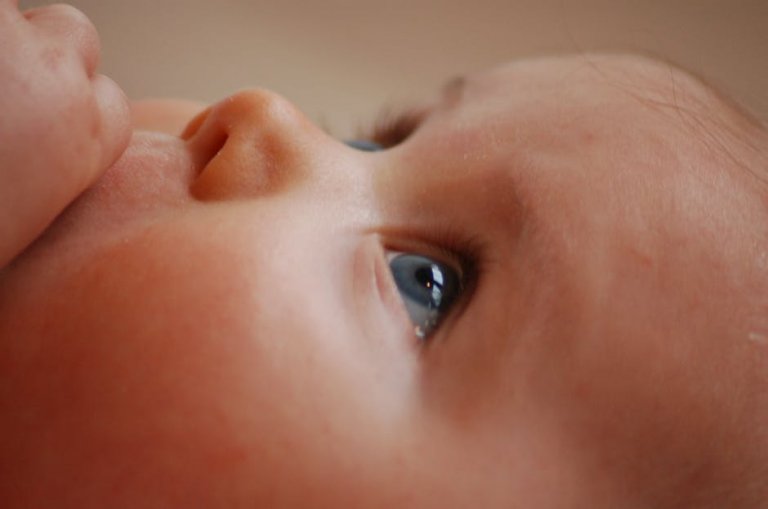 Hva du må gjøre hvis babyen din får melk i halsen