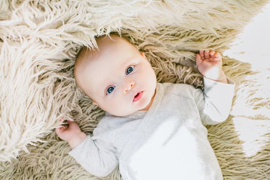 Hva du må gjøre hvis babyen din får melk i halsen Hva du må gjøre hvis babyen din får melk i halsen