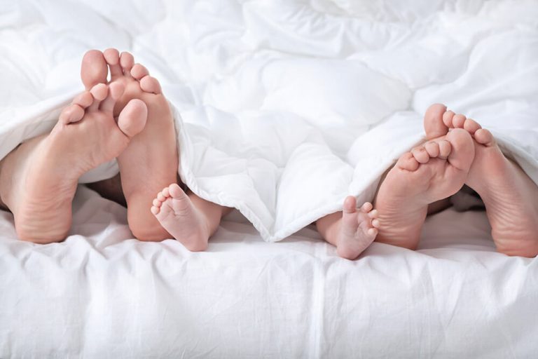 Skal vi la babyer sove i foreldrenes seng?