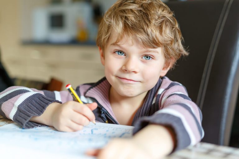 6 tips for å lære barn å gjøre sine lekser på egen hånd