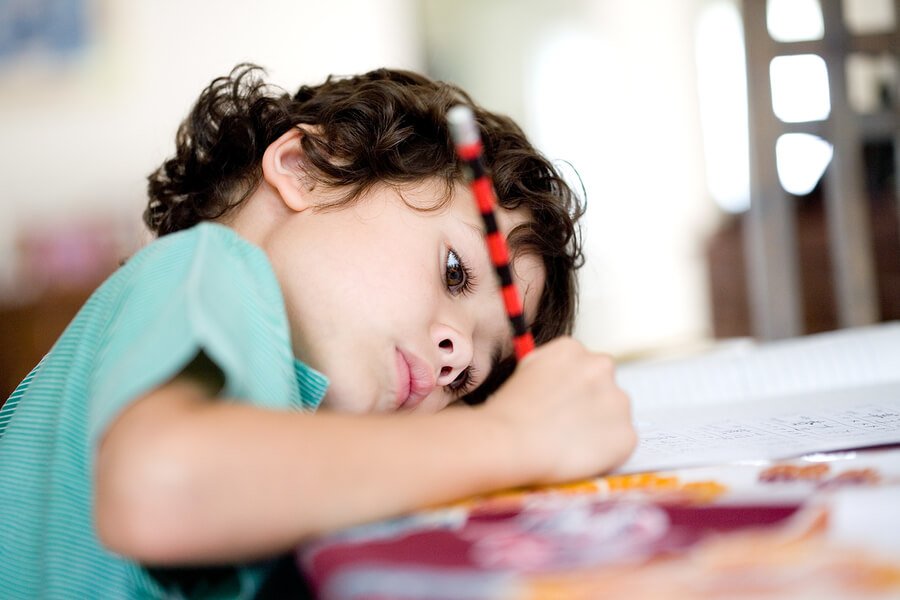 6 tips for å lære barn å gjøre lekser på egen hånd