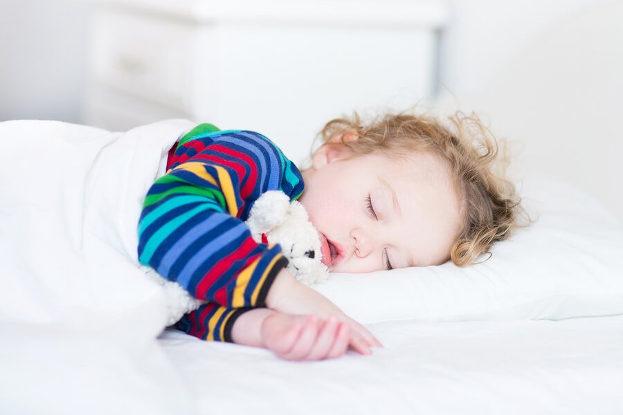 Fordeler med å sove på dagtid for babyer og barn