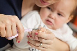 Klippe babyens negler for aller første gang