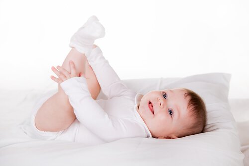 Baby som ligger på ryggen