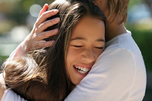 8 Terapeutiske fordeler ved å kjærtegne barnet ditt