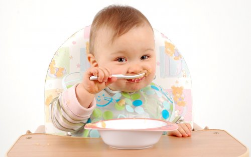 Baby som spiser