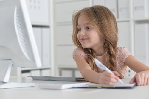Hvordan hjelpe barnet ditt å lære å skrive