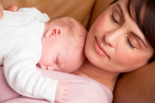 3 måter å underholde babyen din igjennom dagen på