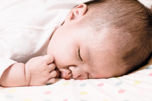 Hva bør jeg gjøre hvis babyen snur seg på magen mens den sover?