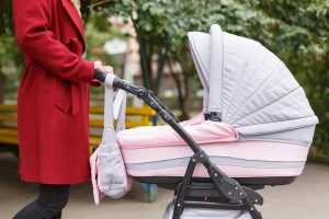 Hva bør du pakke i babyens stelleveske?