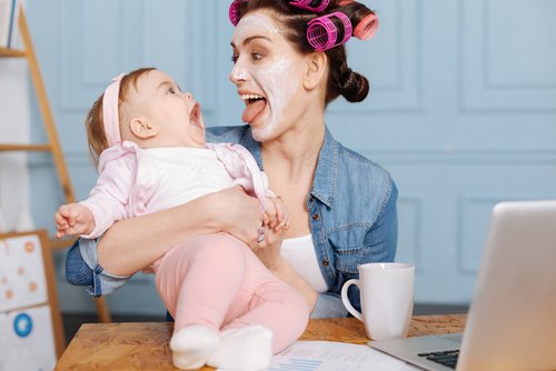 3 måter å underholde babyen din igjennom dagen på