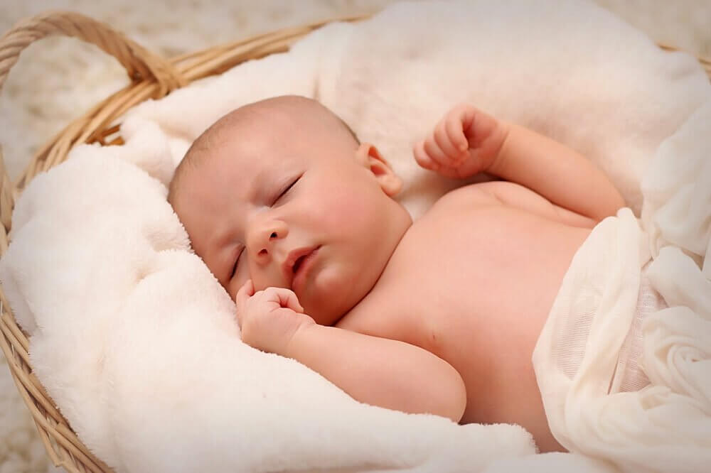 Er det normalt for babyer å sove mye?