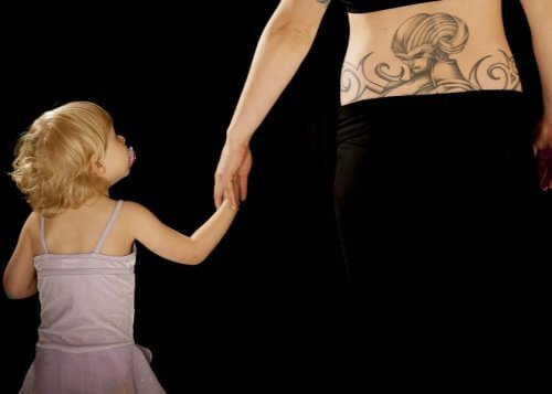 9 ideer for å få en tatovering med barnets navn