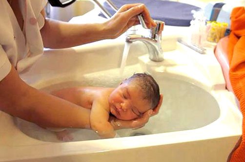 Baby blir badet