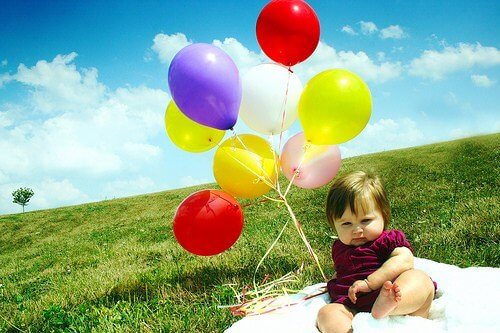 baby med ballonger