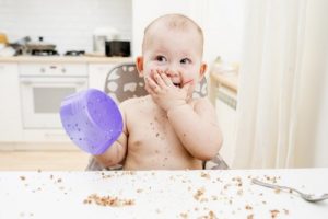 Hvordan gjøre overgangen fra babymat til solid mat