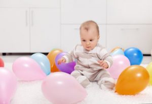 Hvordan fargerike ballonger kan gi babyen din sensorisk stimulering