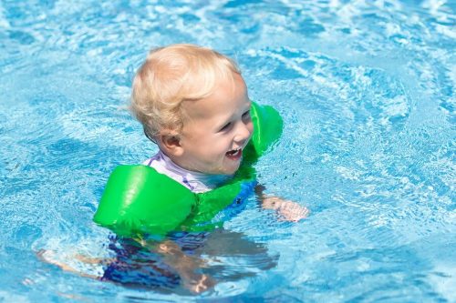 11 ting du bør ta med til bassenget for babyen din