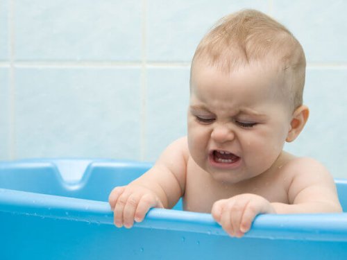 Babyen litt sur for å bade