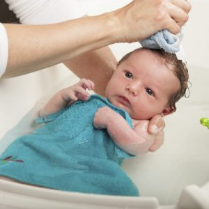 Hvorfor du ikke bør bade babyen rett etter fødselen