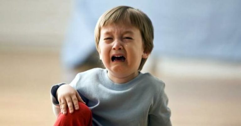 gutt gråter etter å ha slått hodet