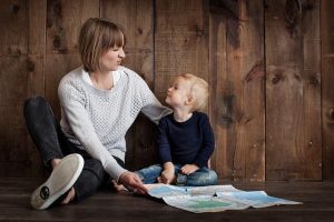 et barn kan begynne å le mens du irettesetter