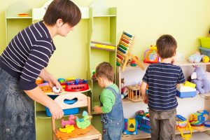 10 tips for å lære barn å organisere rommet sitt