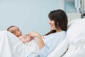 Øyeblikket etter fødselen: når en mor ser sin baby for første gang