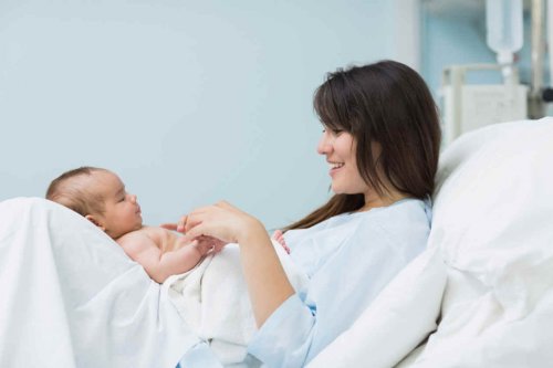 Øyeblikket etter fødselen: når en mor ser sin baby for første gang