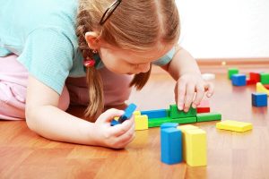 Hvorfor barn bør lære å leke på egen hånd