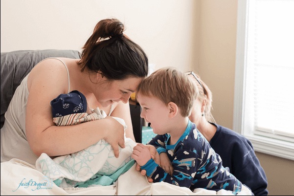 Mor og barn og baby på sykehusseng