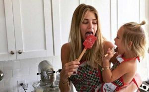 mor og datter med godis