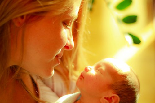 En mors berøring lindrer smerten hos tidlig fødte babyer