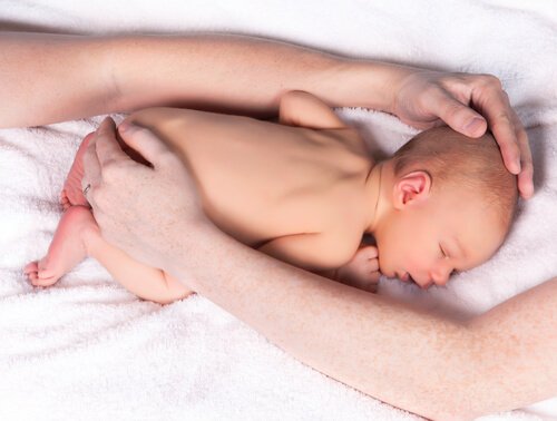 Øyeblikket etter fødsel: Når en mor ser sin baby for første gang