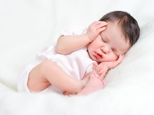 nyfødt som sover