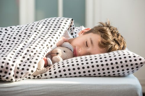 Fordeler og ulemper ved å la barn sove på dagen