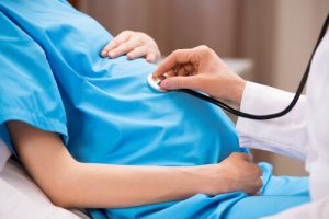 Hva kan forårsake blødning under det første trimesteret?