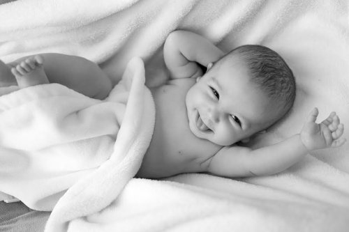 Svart og hvitt bilde av smilende baby