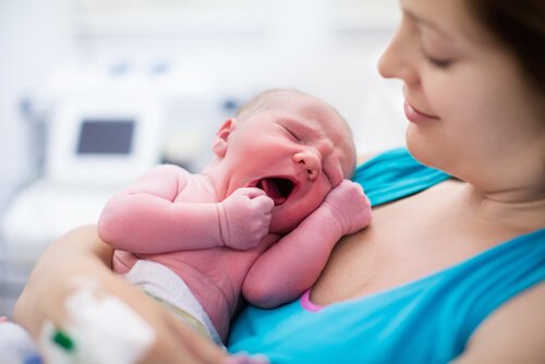 Øyeblikket etter fødsel: Når en mor ser sin baby for første gang