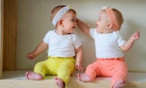 tvilling babyer kledd likt